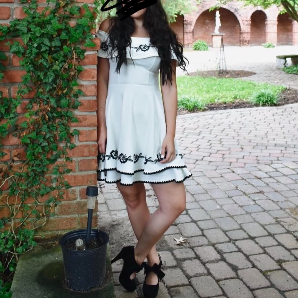 Off shoulder white shoulder dress